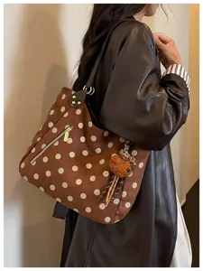 Braune Wildleder-Punkte Schultertasche Detail, große Vintage-Tasche mit Fellanhänger.