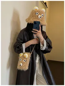 Detailansicht des niedlichen flauschigen Bären Plüschhutes und Handy Umhängetasche Sets.