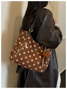 Braune Wildleder Punkte Tasche Detail, retro große Kapazität Pendler Tote mit Bärenanhänger.