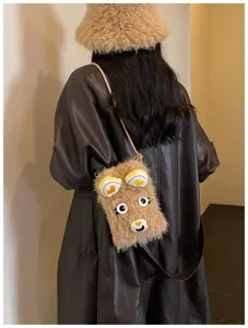 Süße Cartoon Bär Plüsch Handytasche und warme Winter Plüschmütze Set für Damen Modestil.