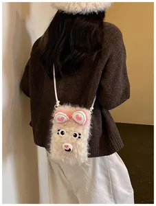 Süße Plüsch Handytasche Detailansicht im Winter, flauschiges Bärenohren Design, weich warm, stylisch.