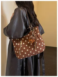Braune Wildleder Umhängetasche mit Punkten und Plüschtier, retro Shopper für Damen Alltag.