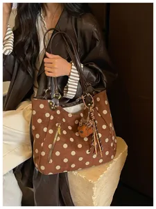 Braune Wildleder-Punkte-Totetasche für Damen, große Umhängetasche mit süßem Bärenanhänger.