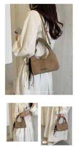Vue détaillée du sac porté épaule en suédine pour femme avec poignée froncée et glands.