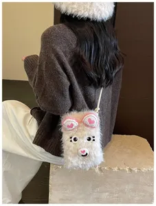 Süße Winter Plüsch Handytasche und Mütze Set, Flauschig Design, Gemütliches Accessoire.