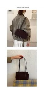 Détail de sac oreiller en suédine marron avec texture douce et fines lanières.
