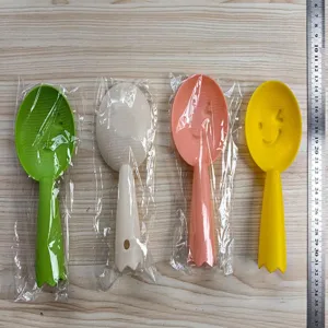 Set de utensilios de cocina con cuchara de arroz de sonrisa creativa en cuatro.