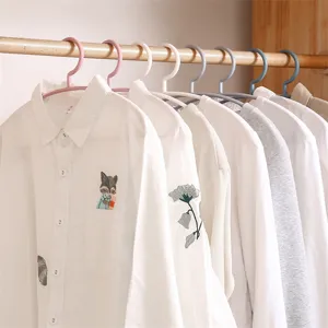 Pastellfarbene Kunststoff Kleiderbügel rutschfest nahtlos für Kleiderschrank Zuhause.