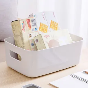Boîte de rangement de bureau en plastique blanc avec poignées pour cosmétiques et stockage.