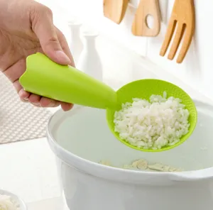 Vista detallada de la cuchara de arroz antiadherente verde en cocina, de plástico duradero.
