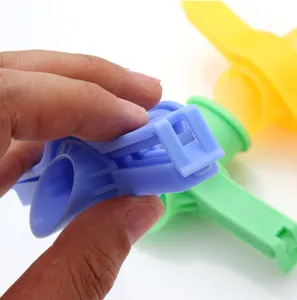 Plastic food sealing clip with pouring spout, moisture-proof snack bag sealer for kitchen.