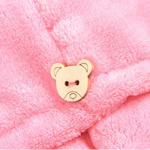 Bonnet de seche-cheveux en polaire corail rose pour femme avec joli bouton en bois doux