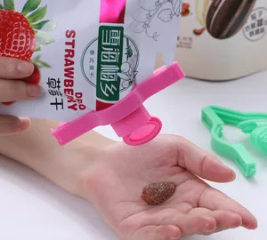Plastic food bag sealing clip with pouring spout for kitchen snacks freshness preservation 1pc
