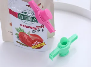 Plastic food sealing clip with pouring spout, moisture-proof kitchen storage clip for snacks.
