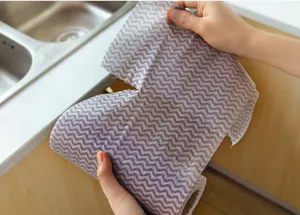 Gros plan détaillé de la lingette de cuisine jetable avec motif ondulé et matériau souple.
