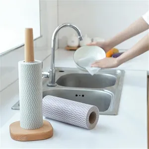 Chiffons de vaisselle jetables en intissé avec support en bois pour le nettoyage de cuisine.