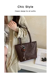 Gedetailleerd uitzicht op de donkerbruine geweven shopper met elegante textuur en stijl.