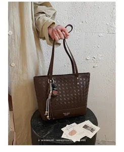 Bruine gewoven tas detail met premium leertextuur en elegante schouderband stijl.