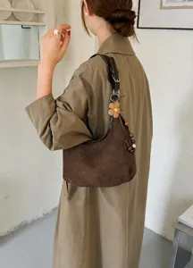 Sac hobo marron en daim rétro avec charme floral, fourre-tout souple pour le quotidien.