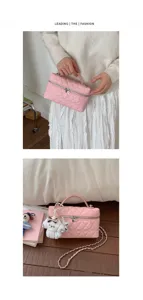 Détail de sac vanity matelassé rose avec chaîne et texture en losanges élégante et chic.
