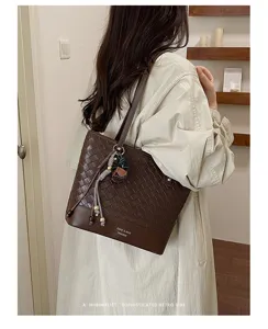 Bruine geweven tote tas voor dames, grote capaciteit minimalistische retro schoudertas.