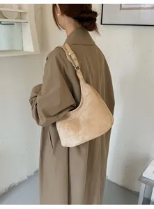 Sac à main hobo en daim vintage pour femme, cabas souple décontracté, sac bandoulière chic.