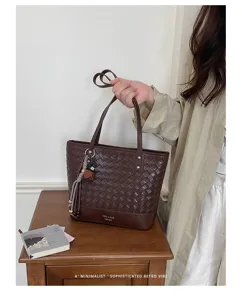 Bruine geweven shopper tas voor dames, grote minimalistische retro schoudertas voor dagelijks.