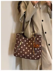 Braune Wildleder-Umhängetasche mit Punkten für Damen, Vintage-Großraum-Shooter mit Bär.
