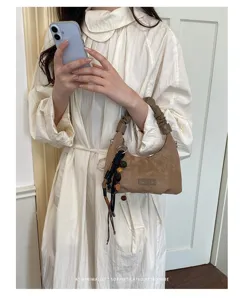 Sac à bandoulière en suède rétro minimaliste pour femme, détail de poignée froncée.