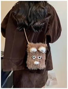 Detailansicht der niedlichen braunen flauschigen Plüsch-Handytasche mit Bärenohren