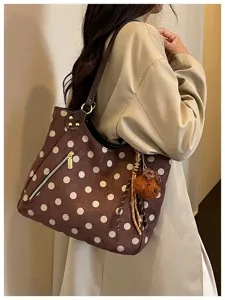 Braune Wildleder Pünktchen Tote Tasche für Damen mit süßem Bärenanhänger und Reißverschluss.