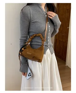Sac porté épaule en daim marron pour femme, sac hobo rétro élégant avec poignée froncée et bride.