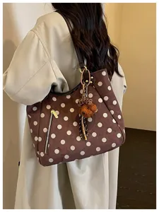 Braune Wildleder-Umhängetasche mit Pünktchen im Detail, Vintage-Stil und Plüsch-Bären-Anhänger.