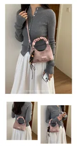 Vue détaillée du sac à épaule élégant en suédine pour femmes avec poignée froncée.