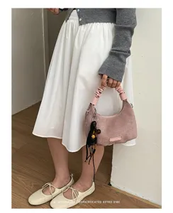 Vue détaillée de l'élégant sac hobo en suédine mauve avec poignée froncée et charm.