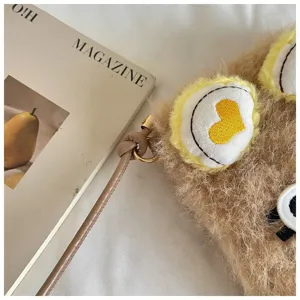 Süße Winter Plüsch Handytasche mit Cartoon Bärenohren und weichem Fell für Damen.