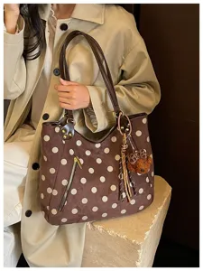 Braune Wildleder Punkte Shopper Tasche Detail, große Retro Pendler Umhängetasche mit Anhänger.