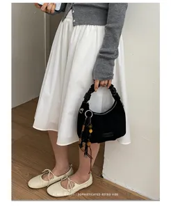 Sac porté épaule hobo en suédine noire avec poignée plissée et pampilles chics.