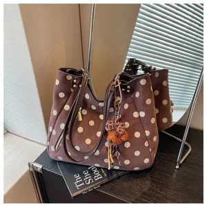 Detailansicht der braunen Damen Wildleder Polka Dot Tote Bag, geräumige Retro Umhängetasche.