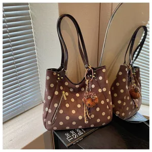 Braune Wildleder Pünktchen Tasche Detail, retro Umhängetasche mit süßem Bärenanhänger chic.