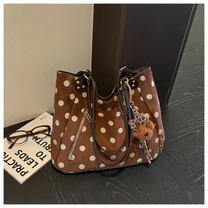 Braune Wildleder-Punkte-Tasche Detailansicht, retro Pendler-Umhängetasche mit Bärenanhänger.