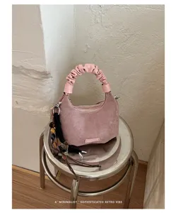 Sac à main en daim rose pour femmes, élégant sac bandoulière avec poignée froncée et zip chic.