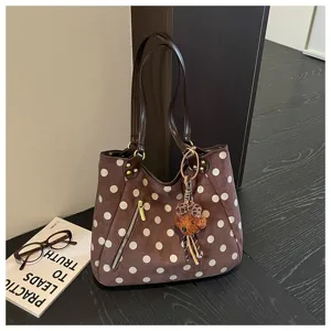 Braune Wildleder-Punkte-Tasche mit Front-Reißverschlusstasche und süßem Bärenanhänger.
