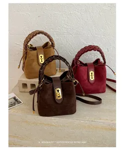 Borsa a secchiello in camoscio Maillard da donna, manico intrecciato e chiusura in metallo.