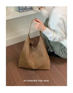 Borsa tote intrecciata marrone da donna, elegante shopper a spalla grande per uso quotidiano.