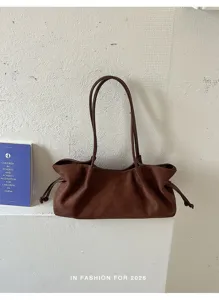 Bruine suède schoudertas gedetailleerd aanzicht, retro stijl dagelijkse tas met trekkoord.