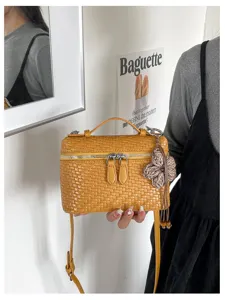 Retro woven vanity bag for women, stylish vintage shoulder messenger bag with top handle.