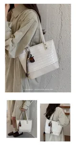 Gedetailleerd overzicht van de stijlvolle geweven shopper voor dames met retro charme en grote inhoud.