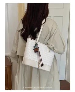 Chique witte geweven lederen tote bag voor dames, grote stijlvolle schoudertas voor dagelijks.