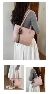 Gedetailleerd overzicht van de roze geweven lederen tote bag, minimalistische retro stijl.